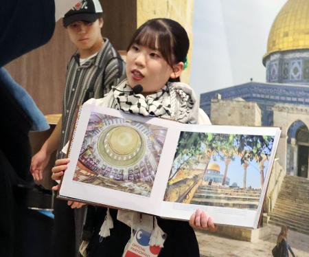 　パレスチナのブースでガイドを務める山中李咲さん＝大阪市此花区の夢洲