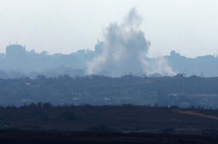 　煙が上がるパレスチナ自治区ガザ北部＝７日、イスラエル南部スデロト近郊から撮影（共同）