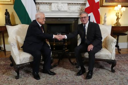　握手するパレスチナ自治政府のアッバス議長（左）とスターマー英首相＝８日、ロンドン（Ｊｏｎａｔｈａｎ　Ｂｒａｄｙ／ＰＡ通信＝共同）
