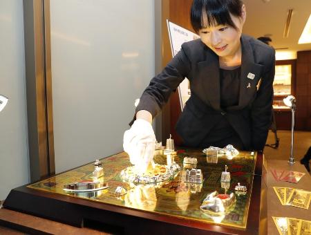 　田中貴金属工業がタカラトミーと共同制作した「純金製人生ゲーム」＝２０１９年、福岡市