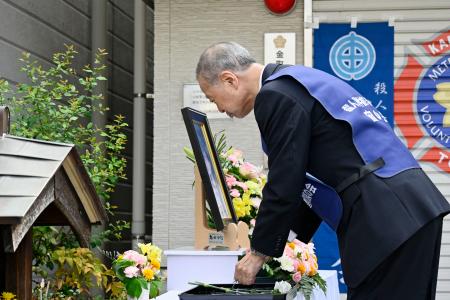　献花する小林順子さんの父賢二さん＝９日午前、東京都葛飾区