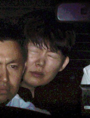 　警視庁世田谷署に入るパク・ヨンジュン容疑者（奥）＝１日