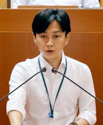 　宮崎市議会本会議で、市長選への立候補を表明する清山知憲市長＝９日午前