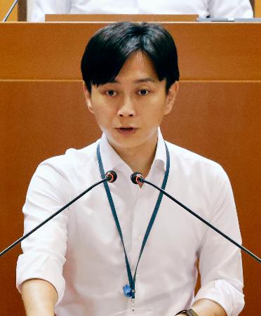 　宮崎市議会本会議で、市長選への立候補を表明する清山知憲市長＝９日午前
