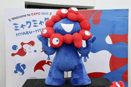 　「ミャクミャク」の人形が来場者に話しかける万博会場のコーナー＝８月、大阪市此花区の夢洲