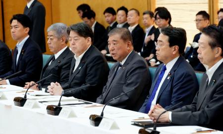 　米国の関税措置に関する総合対策本部の会議で、あいさつする石破首相（右から３人目）＝９日午前、首相官邸