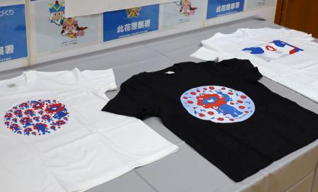 　押収された偽ミャクミャクＴシャツ＝９日午前、大阪・此花署