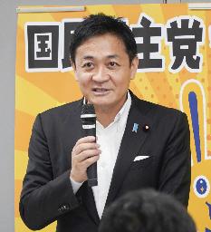 　党の会合であいさつする国民民主党の玉木代表＝６日、福岡市