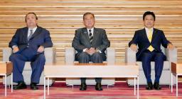 　閣議に臨む（左から）村上総務相、石破首相、加藤財務相＝９日午前、首相官邸