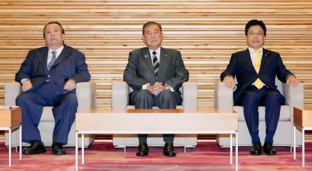 　閣議に臨む（左から）村上総務相、石破首相、加藤財務相＝９日午前、首相官邸