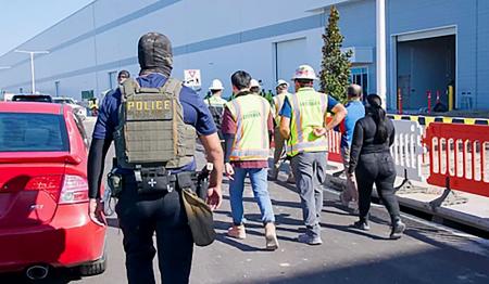 　４日、米ジョージア州の工場で行われた、移民・税関捜査局（ＩＣＥ）による捜査（ＩＣＥのホームページから・聯合＝共同）
