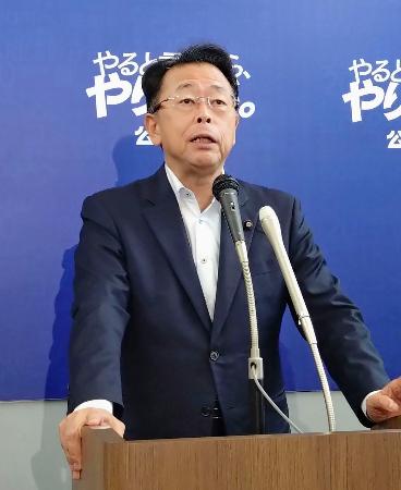 　記者会見する公明党の西田幹事長＝９日午前、国会