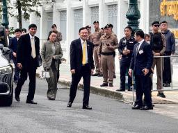 　タイの最高裁判所に到着したタクシン元首相（中央）＝９日、バンコク（共同）