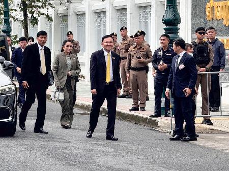 　タイの最高裁判所に到着したタクシン元首相（中央）＝９日、バンコク（共同）