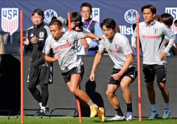 　米国戦へ向け、最終調整する（左から）長友、町野、佐野航＝コロンバス（共同）