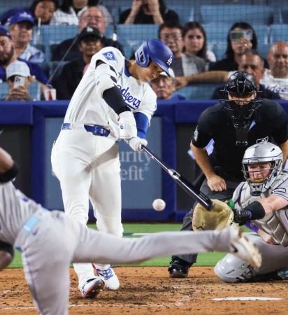 　ロッキーズ戦の７回、二塁打を放つドジャース・大谷＝ロサンゼルス（共同）