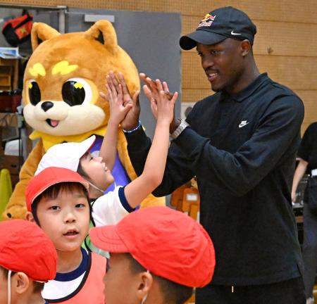 　小学校で児童と交流する陸上男子のレツィレ・テボゴ＝９日、東京都港区