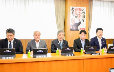 　自民党の総務会に臨む（左から）木原選対委員長、鈴木総務会長、森山幹事長、小野寺政調会長ら。総裁選は国会議員と党員・党友が投票に参加する形式に決めた＝９日午前、東京・永田町の党本部