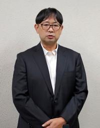 　子どもへの不適切な言動などを調査する委員による会合後、取材に応じる所寿弥弁護士＝９日午前、名古屋市役所