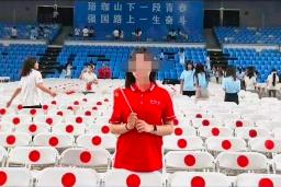 　「微博（ウェイボ）」に投稿された、中国湖北省の武漢大大学院の入学式で使用された椅子の画像（画像の一部が加工されています、共同）