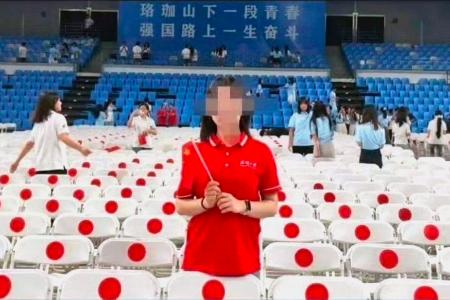 　「微博（ウェイボ）」に投稿された、中国湖北省の武漢大大学院の入学式で使用された椅子の画像（画像の一部が加工されています、共同）