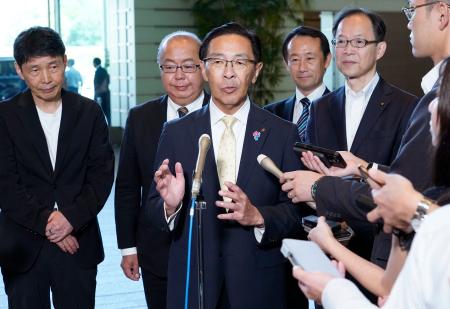 　石破首相との意見交換会後、記者団の取材に応じる京都府の西脇隆俊知事（中央）ら＝９日午後、首相官邸