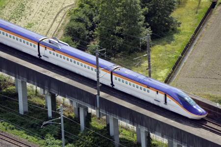 　東北新幹線で回送運転中に停車した新型車両「Ｅ８系」＝６月、栃木県那須塩原市