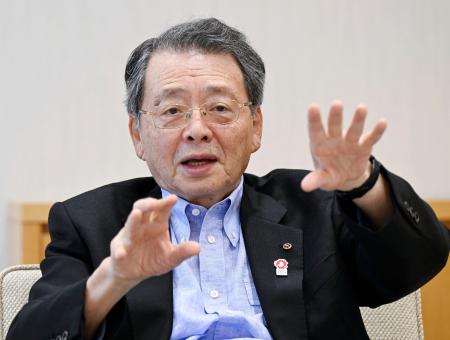 　インタビューに答える日本商工会議所の小林健会頭