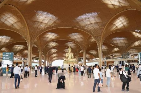 　カンボジア南部カンダル州にある「テチョ国際空港」のターミナル内＝９日（共同）