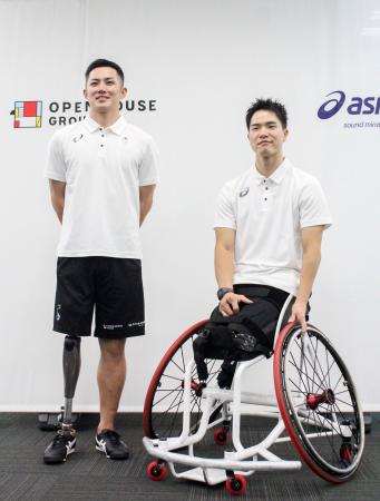 　対談後に撮影に応じる、パラスノーボード男子の小須田潤太（左）と車いすバスケットボール男子の鳥海連志＝９日、東京都千代田区