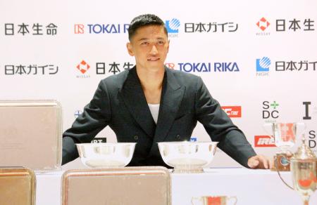 　四大大会で獲得したトロフィーに囲まれ写真に納まる、車いすテニス男子の小田凱人＝９日、東京都大田区