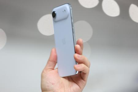 　主力スマートフォンの新機種「ｉＰｈｏｎｅ（アイフォーン）エア」＝９日、カリフォルニア州クパチーノ（ロイター＝共同）