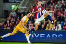 　Ｗ杯欧州予選のモルドバ戦で競り合うノルウェーがのアーリング・ハーランド＝９日、オスロ（ロイター＝共同）