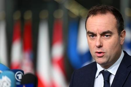 　ＮＡＴＯ本部で報道陣の取材に応じるフランスのルコルニュ氏＝２月、ブリュッセル（ＡＰ＝共同）