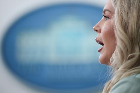 　ホワイトハウスで記者会見するレビット米大統領報道官＝９日、ワシントン（ゲッティ＝共同）