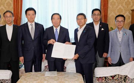 　額賀衆院議長（中央左）に、臨時国会召集の要求書を提出する立憲民主党の笠国対委員長（同右）と野党の国対委員長ら＝１０日午前、国会
