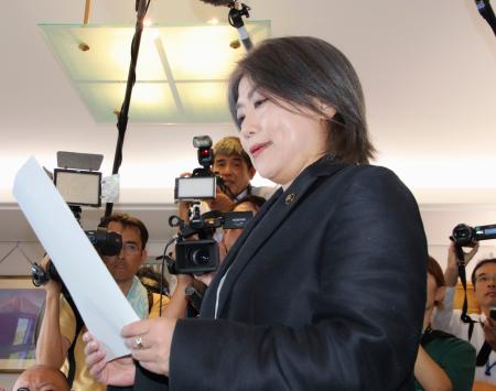 　静岡県伊東市議会の解散通知書を読み上げる田久保真紀市長＝１０日午前、伊東市