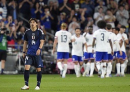 　日本―米国　前半、米国に先制され、ぼうぜんとする伊東＝コロンバス（共同）