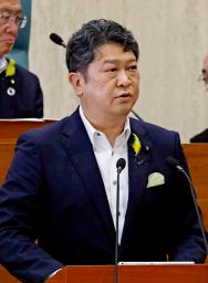 　金沢市議会本会議で、市長選に立候補する意向を表明した村山卓市長＝１０日午前
