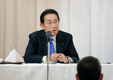 　自民党議員の会合で発言する岸田前首相＝１０日午前、東京都千代田区