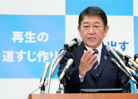 　記者会見で、自民党総裁選への立候補を正式に表明する茂木前幹事長＝１０日午後、国会