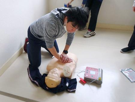 　愛知県豊橋市の市立本郷中で行われた救命講習。マネキンを階段から踊り場まで運び、ＡＥＤを使って心肺蘇生を練習した＝４月（同校提供）