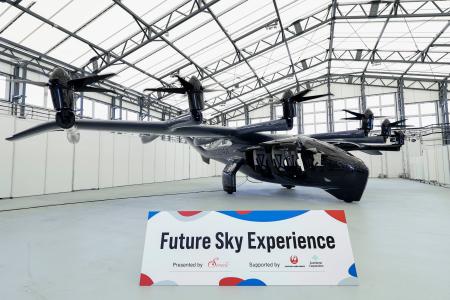 　日本航空と住友商事が出資する「Ｓｏｒａｃｌｅ」が商用運航を目指す機体の実物大模型＝７月、大阪市此花区の夢洲