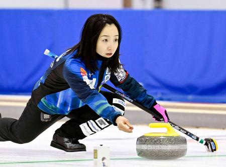 　カーリングの代表決定戦に向け練習するロコ・ソラーレの藤沢＝稚内市みどりスポーツパーク