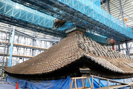 　大修理が進む興福寺の五重塔で、報道陣に公開された屋根瓦の解体工事＝１０日午後、奈良市