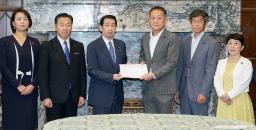 　関口参院議長（中央左）に、臨時国会召集の要求書を提出する立憲民主党の斎藤参院国対委員長（同右）と野党の議員ら＝１１日午前、国会