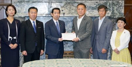 　関口参院議長（中央左）に、臨時国会召集の要求書を提出する立憲民主党の斎藤参院国対委員長（同右）と野党の議員ら＝１１日午前、国会