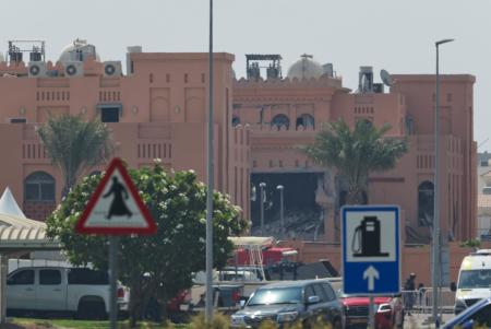 　イスラエル軍の空爆で損壊した建物＝１０日、カタール・ドーハ（ＡＰ＝共同）