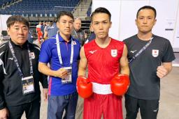 　ボクシングの世界選手権男子６０キロ級で準々決勝を突破した北本隼輔（右から２人目）＝１０日、リバプール（日本ボクシング連盟提供）