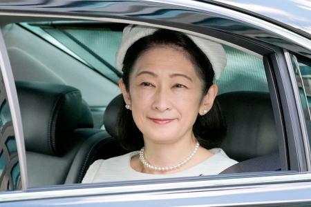 　５９歳の誕生日を迎え、天皇陛下にあいさつするため皇居に入られる紀子さま＝１１日午前、半蔵門